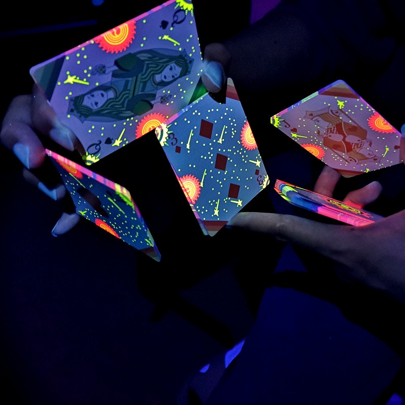 Mua Một Tặng Một Bộ Sưu Tập Thẻ Bài Ma Thuật Cắt Hoa Dạ Quang Bốn Màu Phát Sáng Trong Đêm
