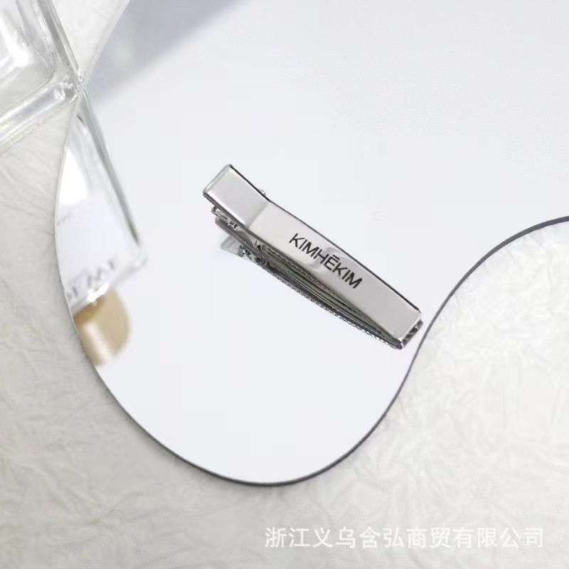 Cặp Kẹp Mỏ Vịt Cỡ Lớn Màu Bạc In Chữ Thời Trang Cho Nữ