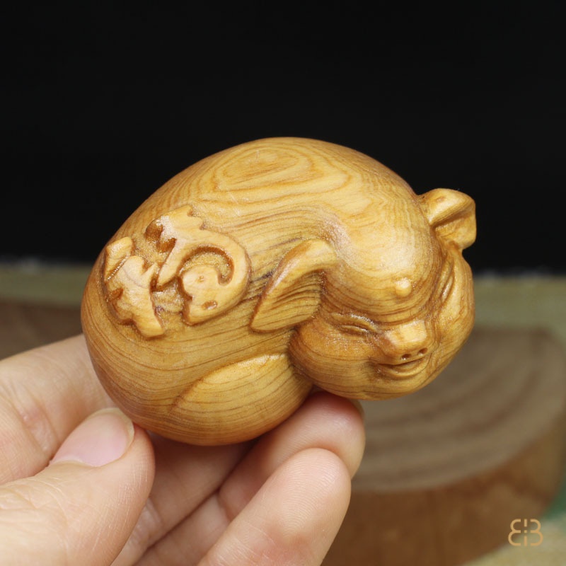 Tượng Heo May Mắn Tay Cầm Bằng Gỗ