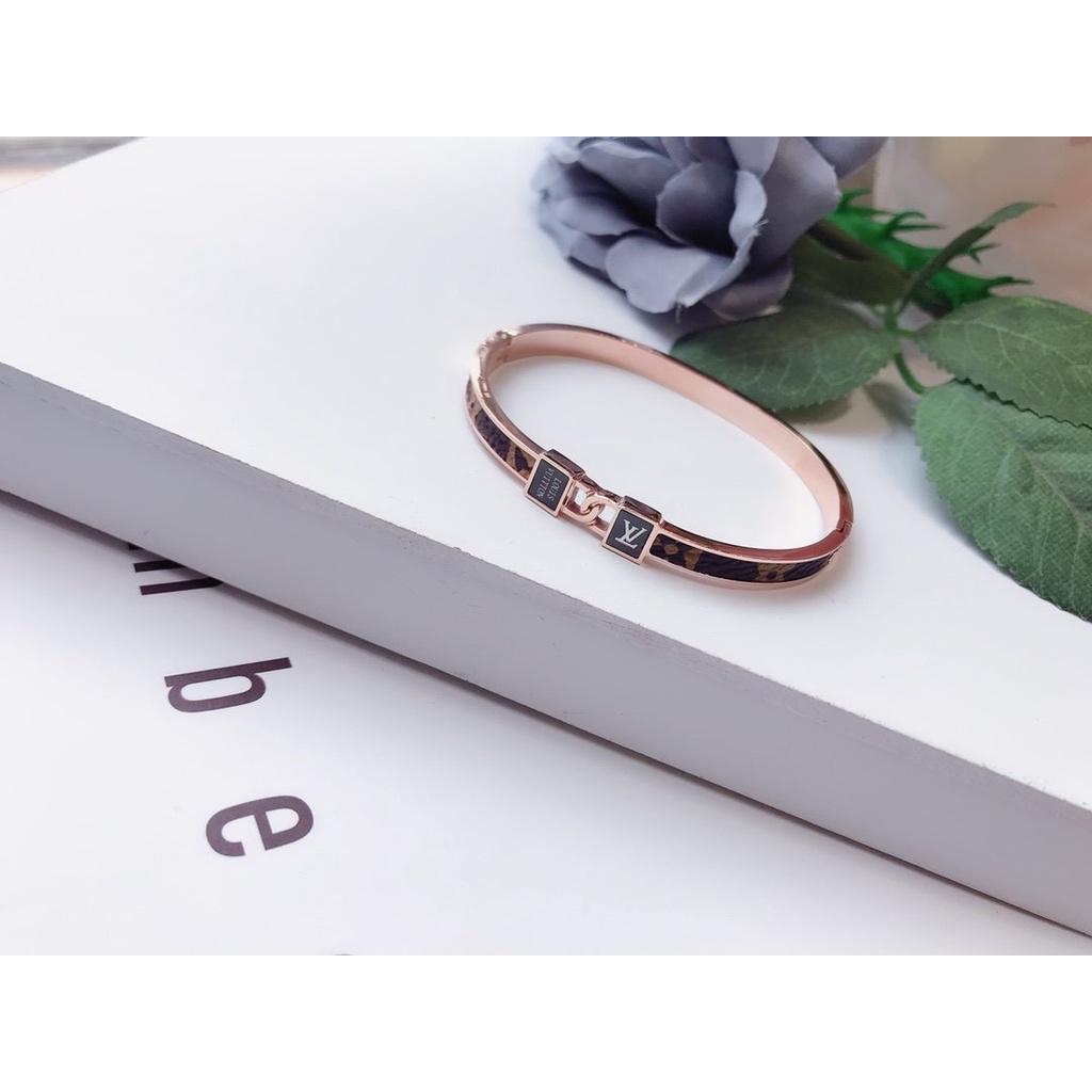 Vòng Tay Louis Vuitton Bằng Thép Titan Chống Nước Họa Tiết LV Monogram