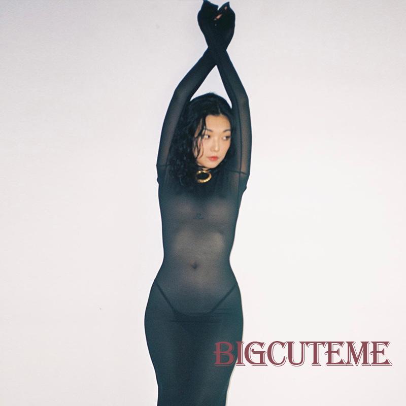 Đầm Dài Đen Phối Lưới Xuyên Thấu Cột Dây Tay Dài Hở Lưng Cho Nữ