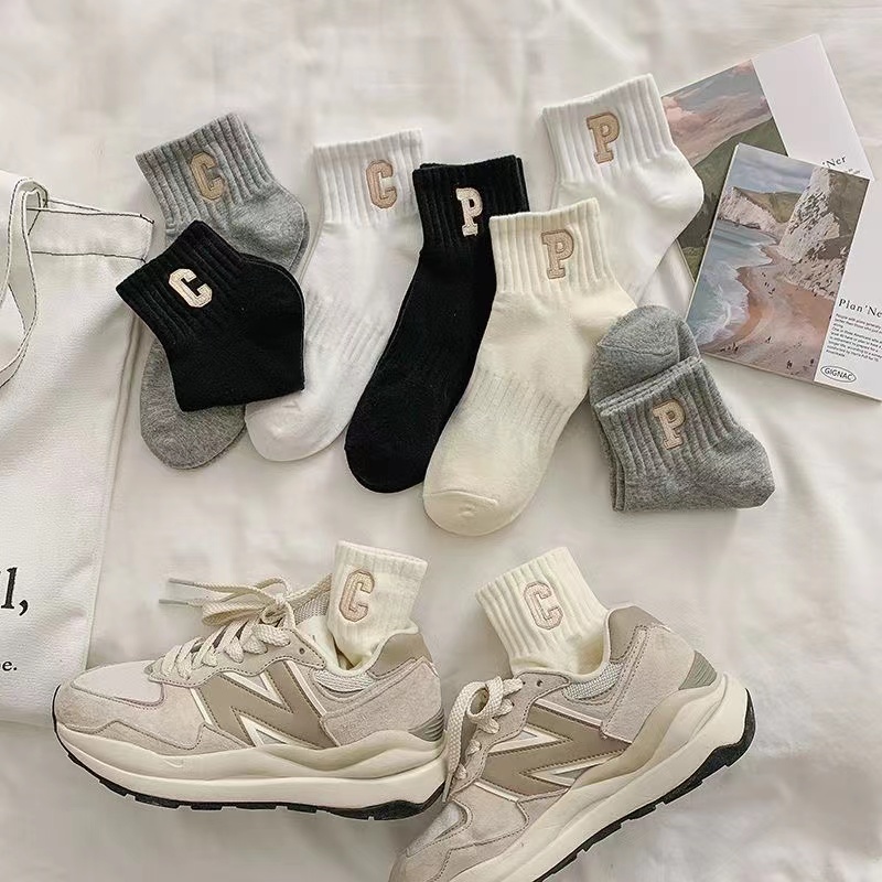 Vớ Thể Thao Cổ Ngắn Chất Liệu Cotton Co Giãn Thêu Họa Tiết Màu Trắng Đen Thời Trang Cho Nữ