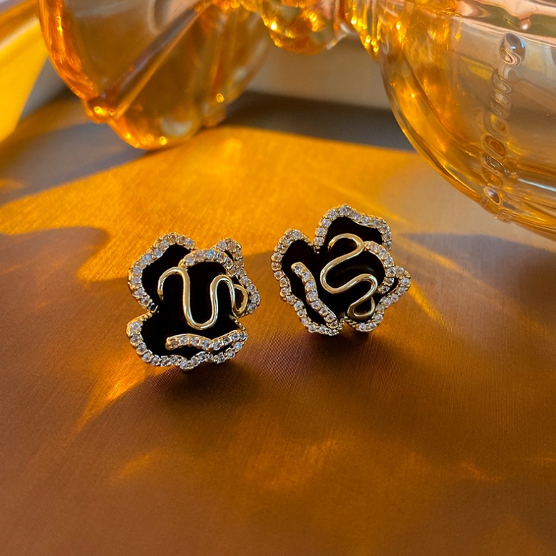 Khuyên Tai Hoa Trà Đen Đính Đá Cao Cấp Phong Cách Hàn Quốc