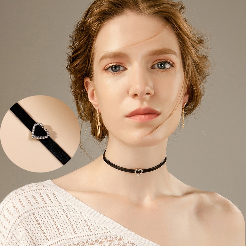 Vòng Cổ Choker Nhung Đen Mặt Trái Tim Đính Đá Pha Lê Quyến Rũ Đơn Giản Sáng Tạo Dành Cho Nữ