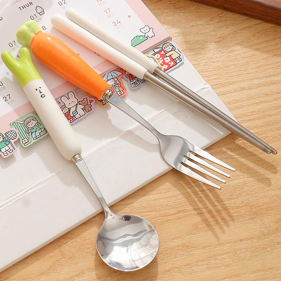 Bộ 3 Món Thìa Đũa Dĩa Cá Nhân Di Động Cho Sinh Viên, Văn Phòng, Trẻ Em Hoạ Tiết Rau Củ Cute