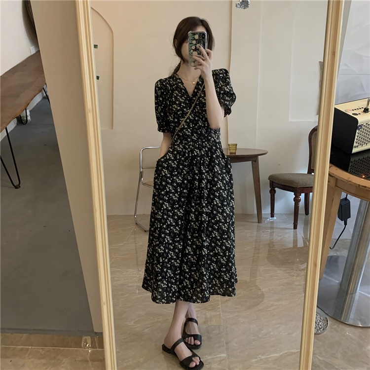 Váy cộc tay cổ V hoa nhí màu đen thon eo điệu đà xòe dài mùa hè vintage