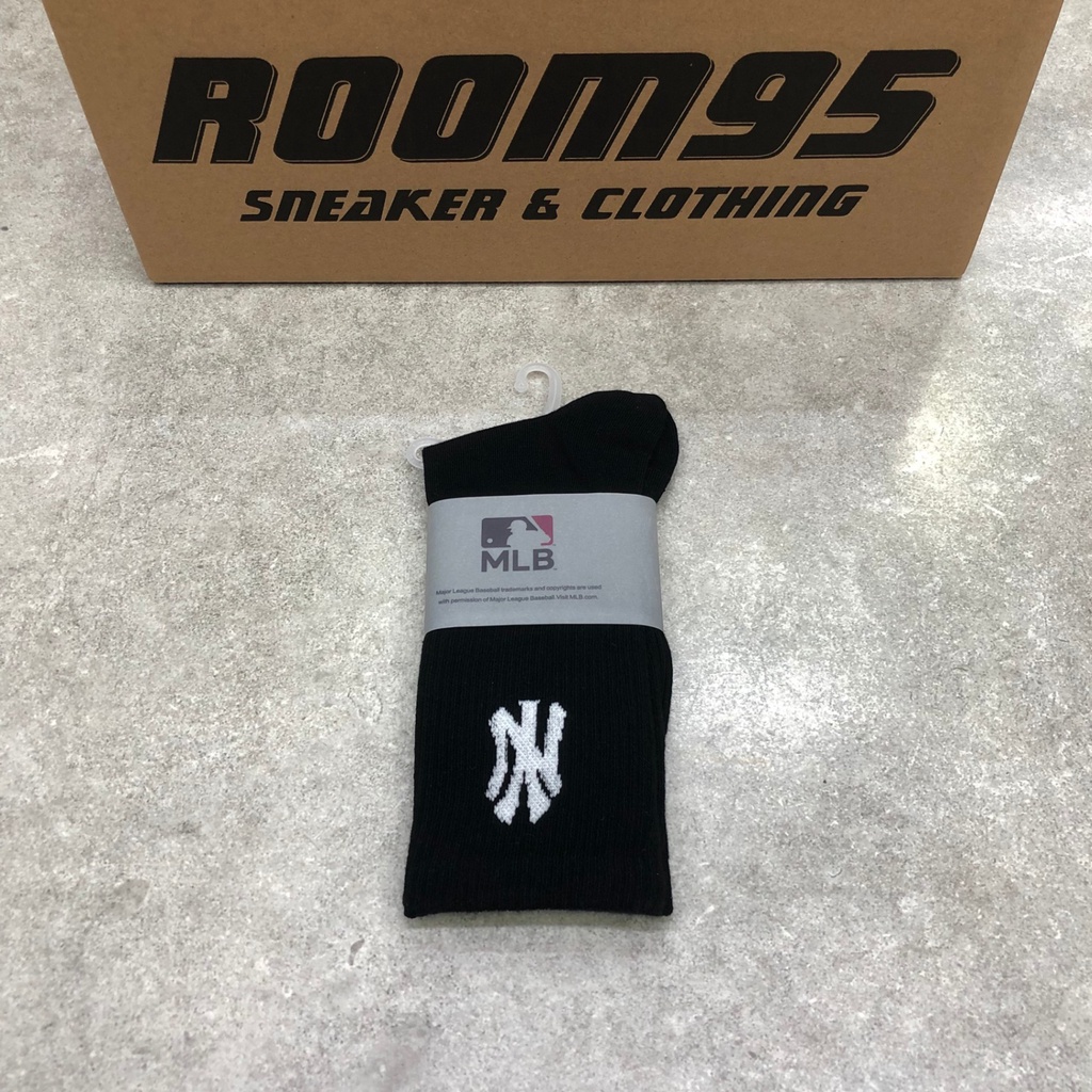 [ROOM95] TẤT MLB ĐEN CAO CỔ LOGO NY TRẮNG
