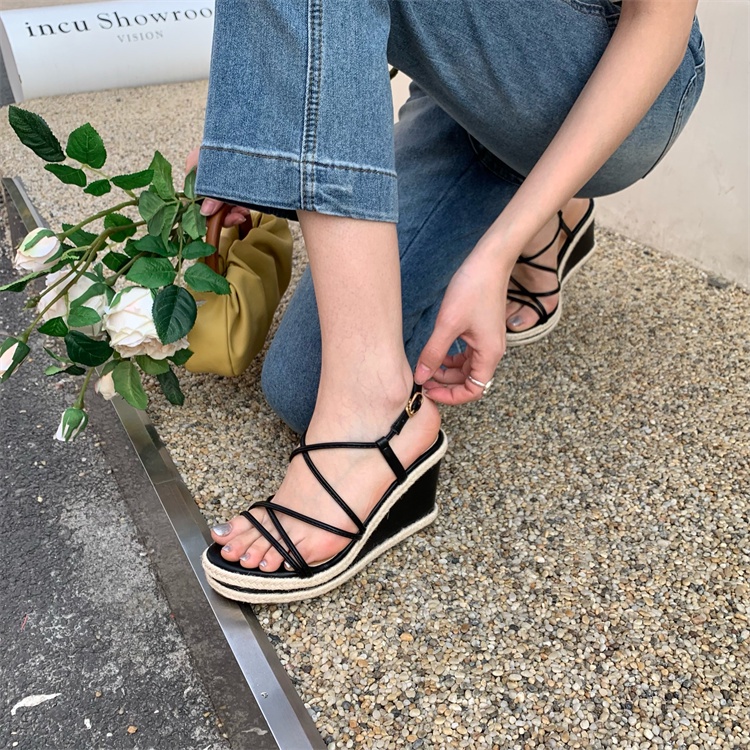 Sandal Đế Xuồng Mùa Hè 2023 Phong Cách Mới Cho Nữ