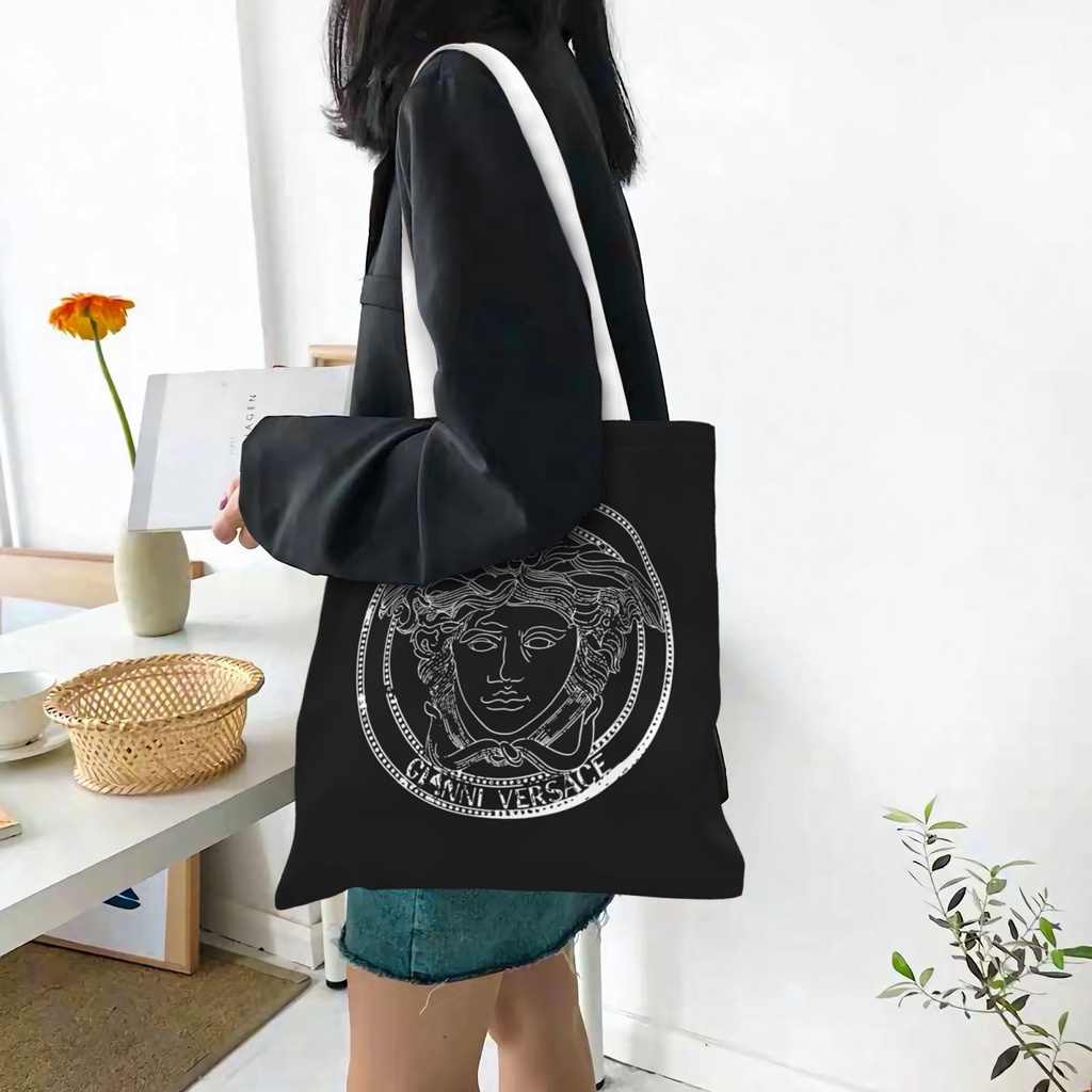 Túi Xách Versace Vải Canvas Thiết Kế Cỡ Lớn Phong Cách Retro Cao Cấp Cho Nữ