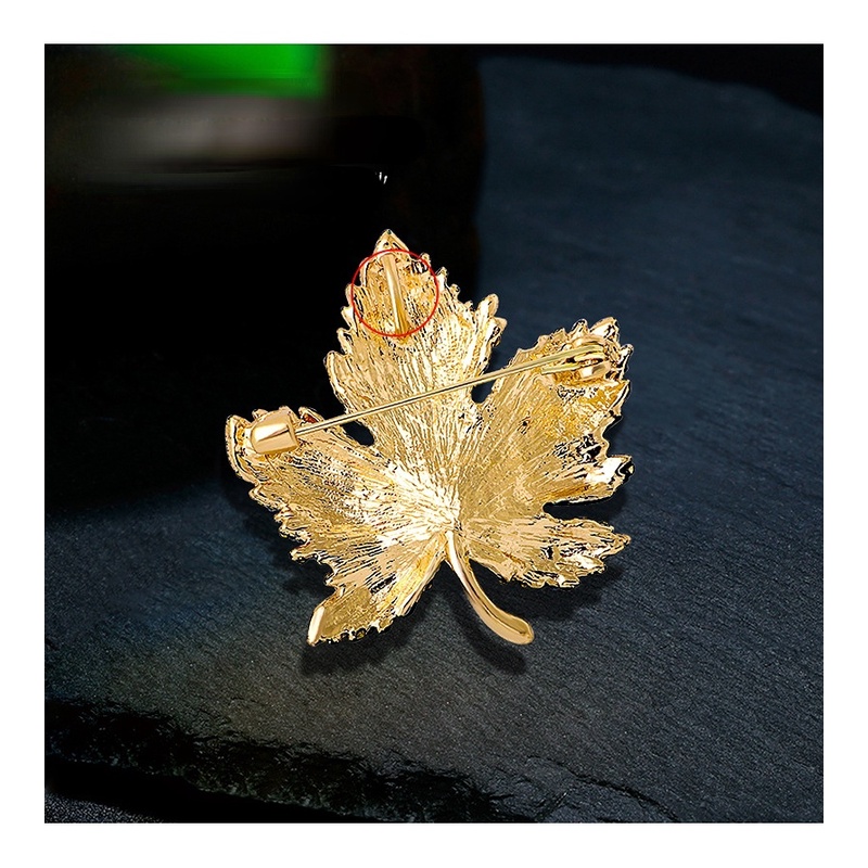 Trâm Cài Áo Hình Lá Phong Đính Pha Lê Cao Cấp Sang Trọng