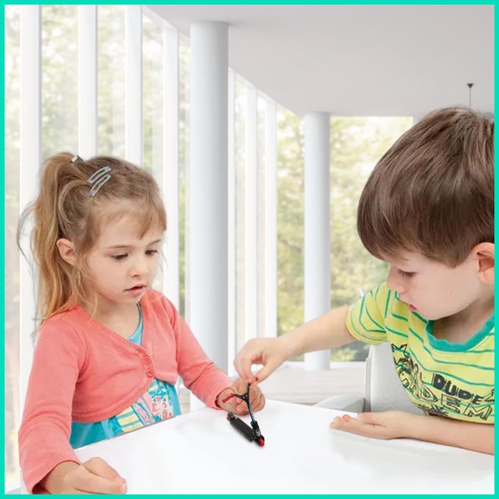 Xe tay ga mini mini hai bánh đồ chơi ngón tay màu đơn giản xe tay ga chuyển động đầu ngón tay ván trượt cho hjuvn