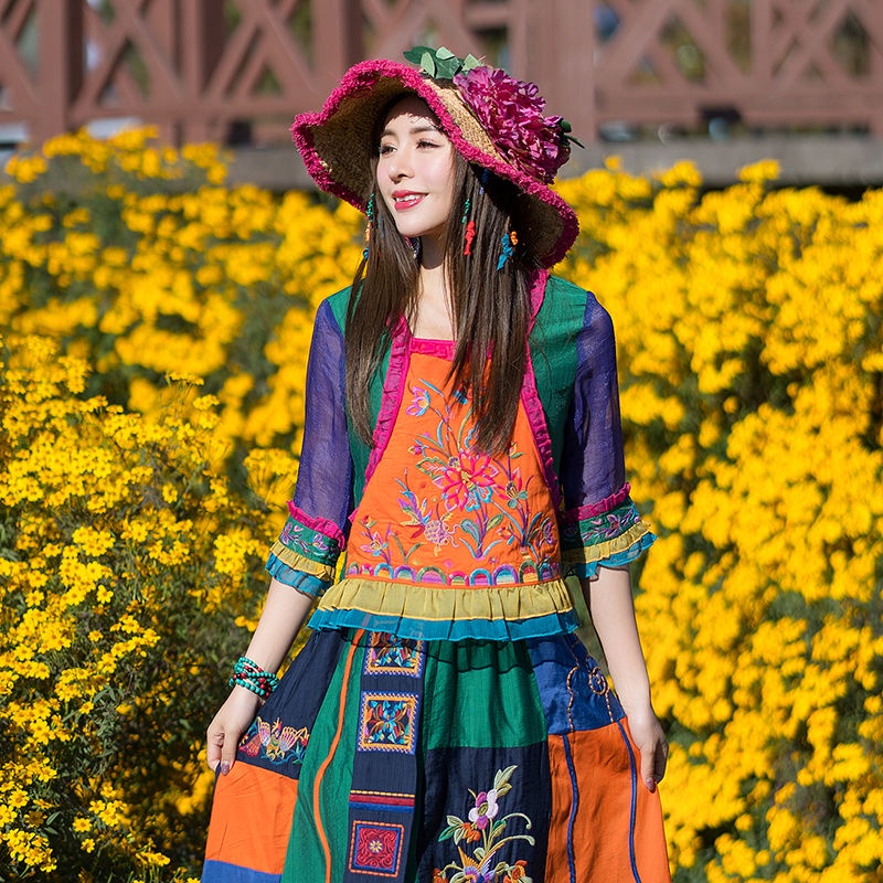 Áo Sơ Mi Cổ Vuông Tay Lửng Thêu Họa Tiết Màu Sắc Hợp Thời Trang