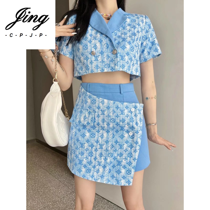 Áo Khoác Vest Dáng Ngắn Thiết Kế Mới Trẻ Trung Cho Nữ ➕ Bộ Áo In Logo Phối Chân Váy Lệch Tà Sành Điệu Cho Nữ