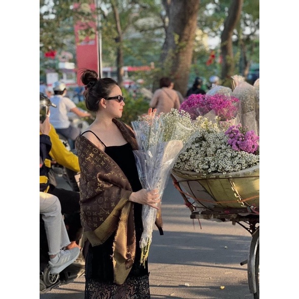SALE khăn choàng cổ LV Nâu tây ánh kim , khăn quàng cổ kích thước 140x140cm ( ảnh chụp thật) k kèm box