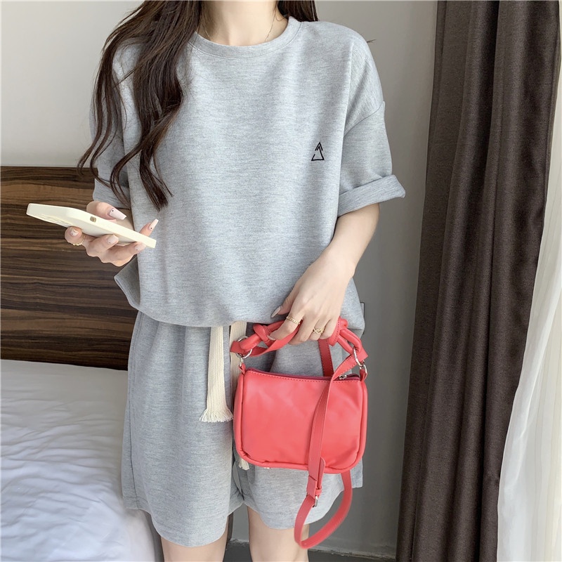 Bộ Đồ Thể Thao Hai Mảnh Áo Tay Ngắn Dáng Rộng Phối Quần Short Thời Trang Cho Nữ La261