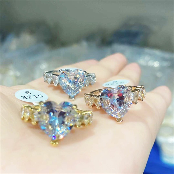 Nhẫn Nữ Đính Đá Nhân Tạo Hình Trái Tim Titan Không Đen TT4597