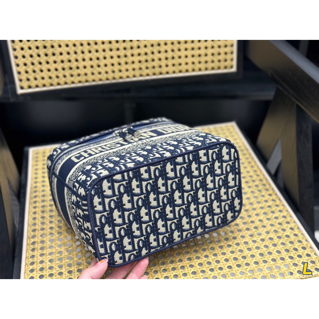 Hộp Đựng Mỹ Phẩm Xách Tay Dior Thiết Kế Dễ Thương Cho Nữ