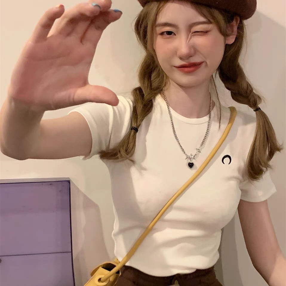 Áo Thun Tay Ngắn Cổ Tròn Màu Trơn Thêu Hình Mặt Trăng Ôm Dáng