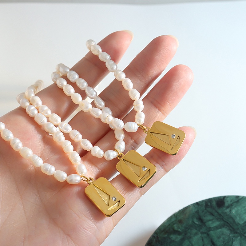 Vòng cổ Thép Titan Mặt Hình Tam Giác Đính Đá Zircon Và Ngọc Trai Không Phai Màu Sang Trọng