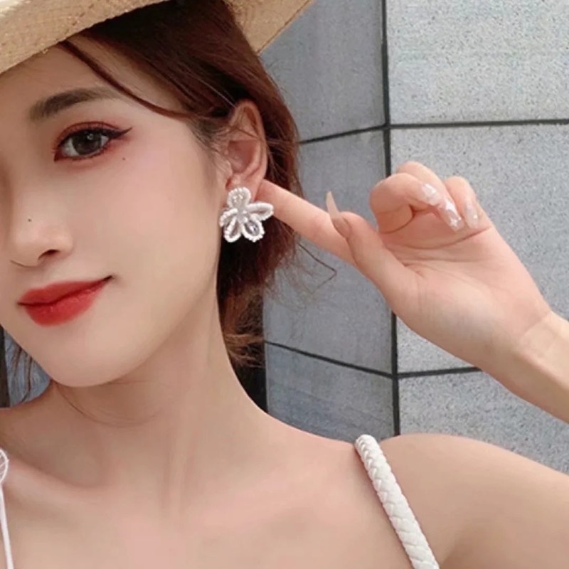 Đôi Khuyên Tai Hình Hoa Đính Ngọc Trai Nhân Tạo Thời Trang