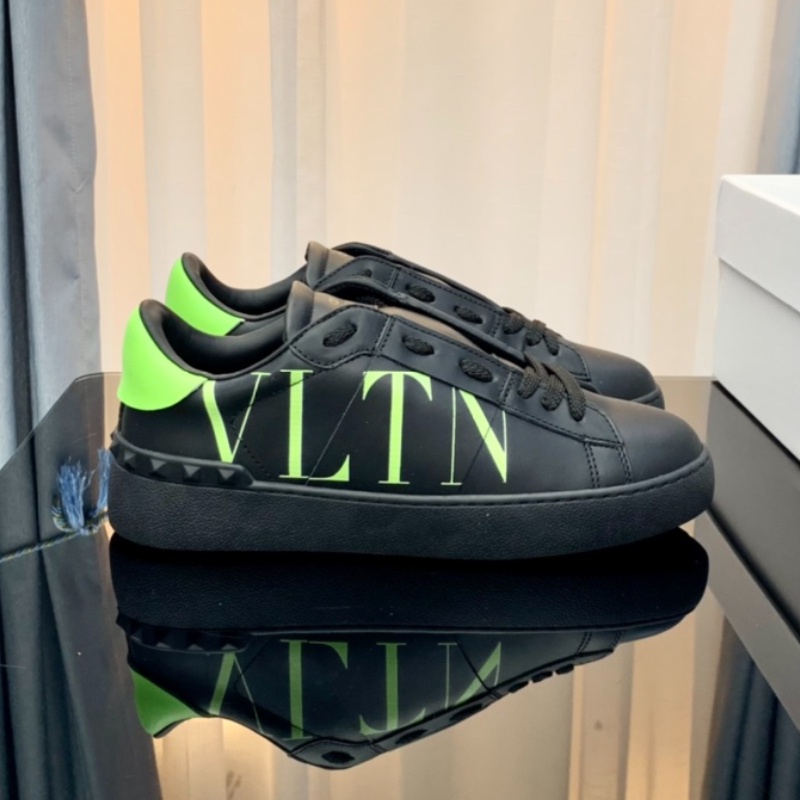 Valentino Giày Thể Thao Da Bò Đính Đinh Tán In Chữ 3D Cá Tính
