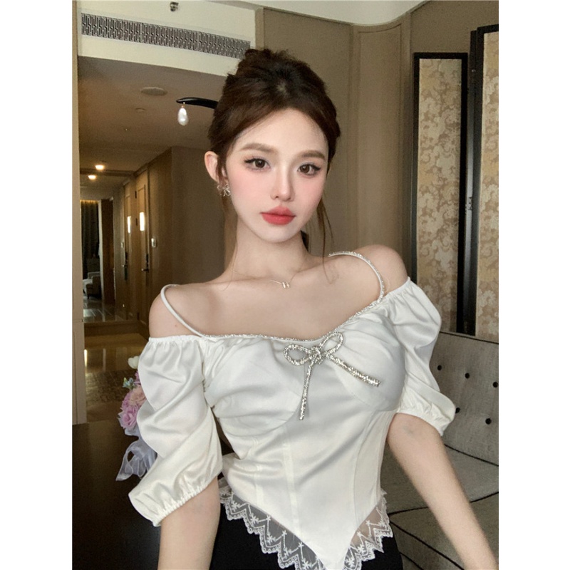 Áo Thun Cổ Phẳng Viền Ren Kiểu Cách Sang Trọng