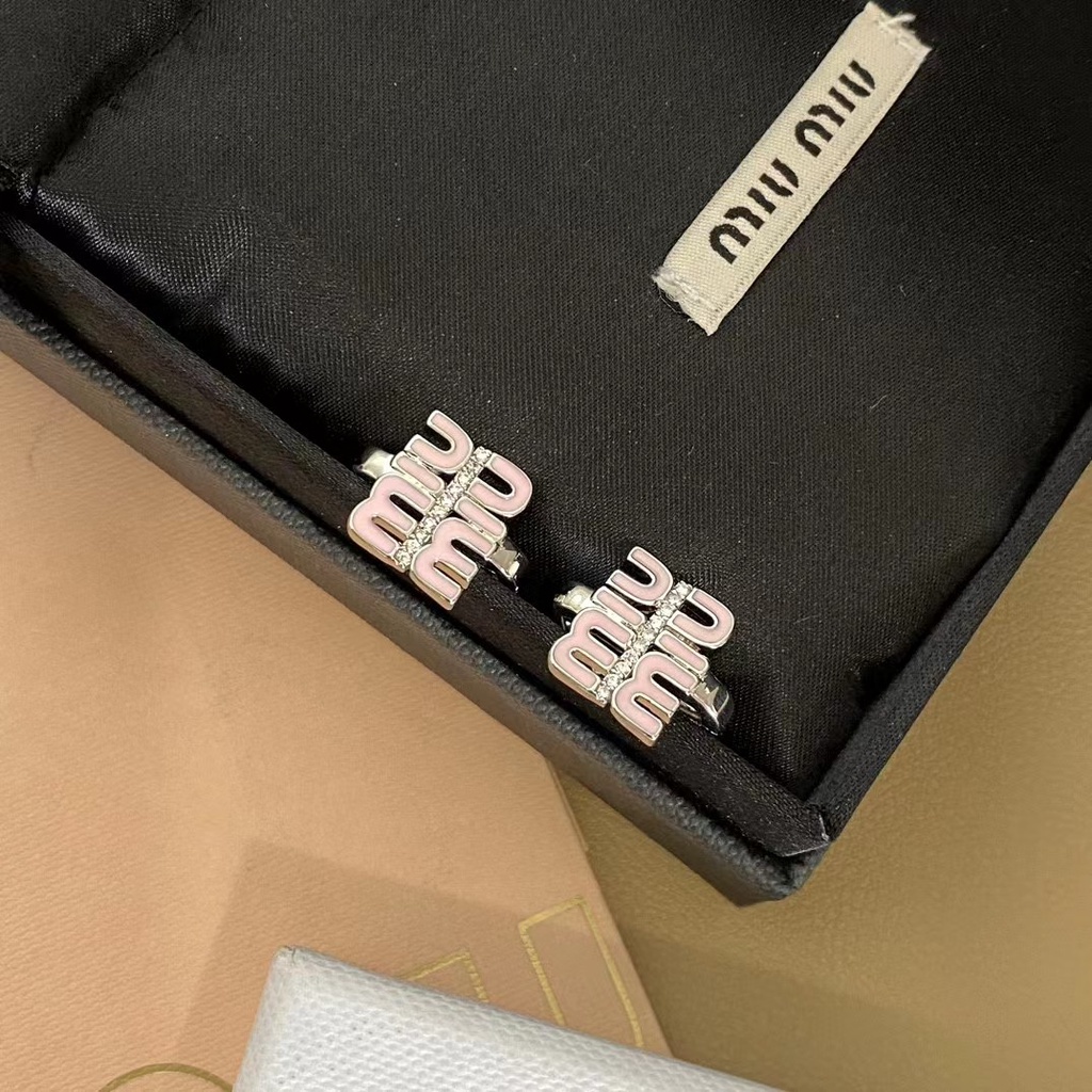 'Boutique Spot'MIU Hồng Logo Ring Earrings Bông tai bạc bằng kim loại Stud (1.5x2cm) Đồng mạ vàng với thép in chất lượng cao Hàn Quốc 2023 Mới tái tạo thanh lịch Vintage Thời trang Không phai 925 Bạc Pin Bông tai nữ A1623