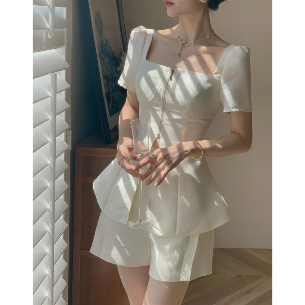 Set Áo Cổ Vuông Có Khóa Kéo Trước Và Quần Short Lưng Cao Thời Trang Mới Cho Nữ