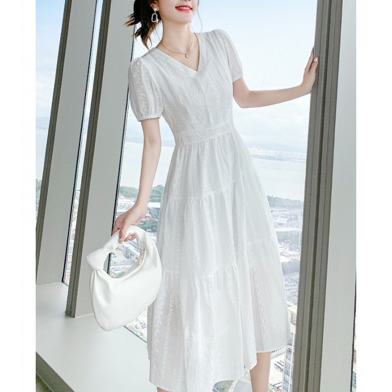 Đầm ren hoa nổi cổ V Xiny D23023