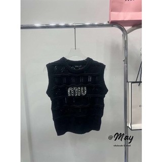 Áo len đính đá chữ Miu sát nách