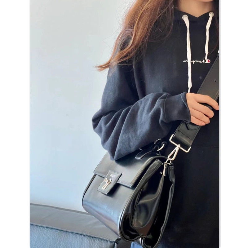 Túi Da Bóng Đeo Vai Màu Đen Bóng Sức Chứa Lớn 33X23 Thời Trung Cổ