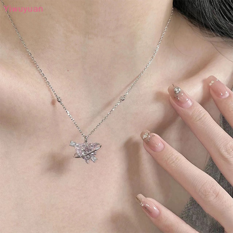 < Yiwuyuan > Vòng cổ Mặt Hình Trái Tim Hành Tinh Đính Đá Zircon Màu Hồng Thời Trang Quyến Rũ Cho Nữ