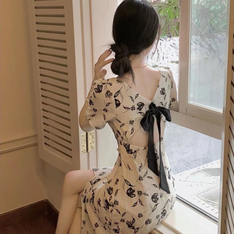 Váy hoa nơ tay ngắn hở lưng Đầm cổ chữ V rỗng ra lưng phong cách Pháp nữ tính khí Váy dài trung bình mùa hè