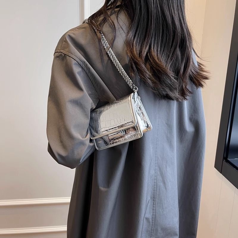 Túi Đeo Chéo mini Màu Bạc Phối Dây Xích Thời Trang Mùa Hè