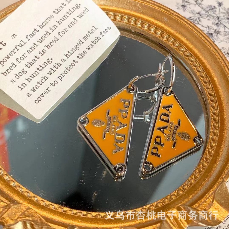 Khuyên Tai Kim Loại Dài Hình Tam Giác In Chữ Đơn Giản Chất Lượng Cao