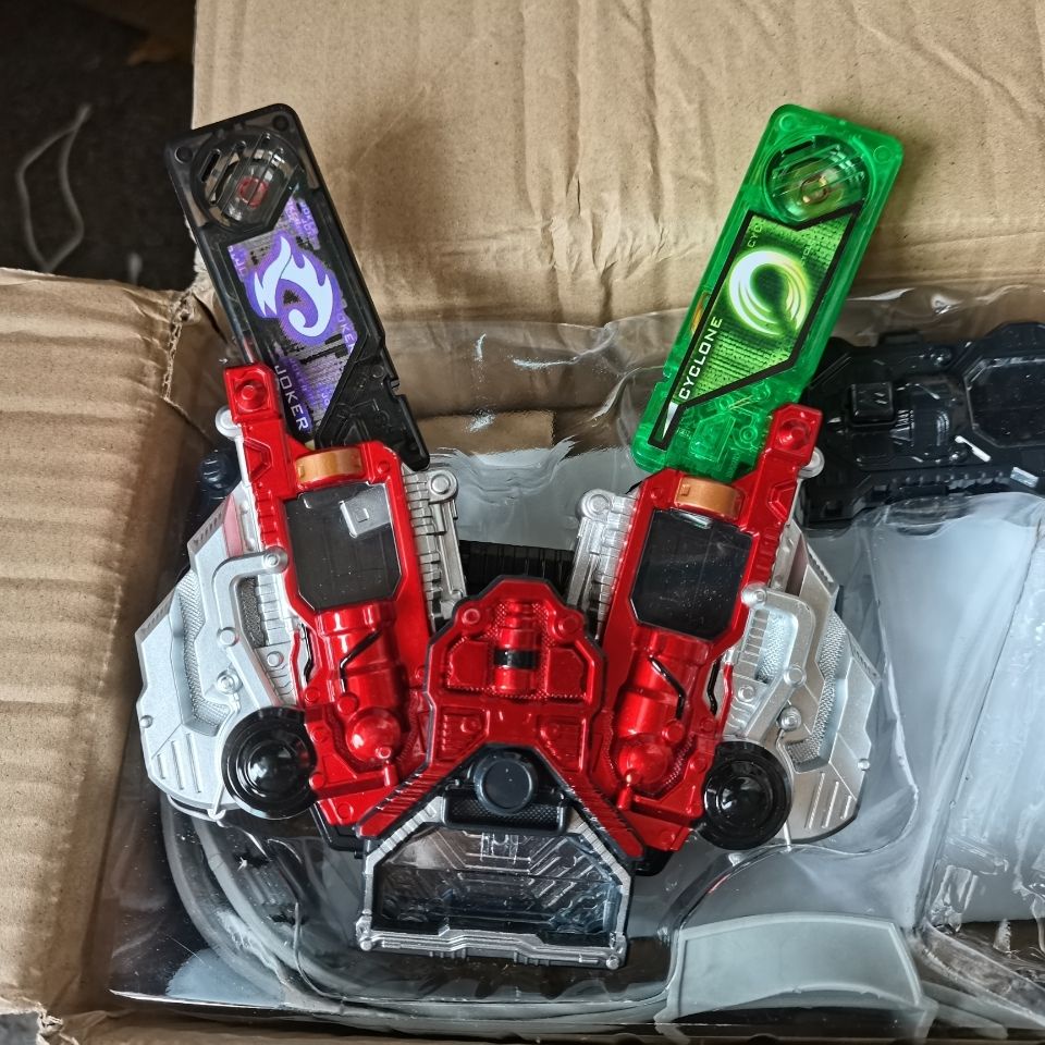 Mặt Nạ Kamen Rider W Henshin Ver. 20th DX Và Đai Biến Hình 6 Gaia Memories