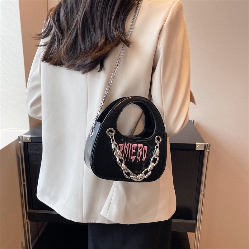 Túi Đeo Vai Màu Đen Phối Dây Xích Thiết Kế Đơn Giản Ngọt Ngào
