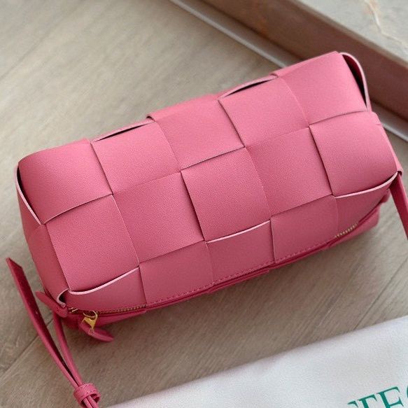 Bottega Veneta leather woven bag women's pink underarm bag fashionable all-match shoulder bag 2023 new advanced portable pillow bag XDP1