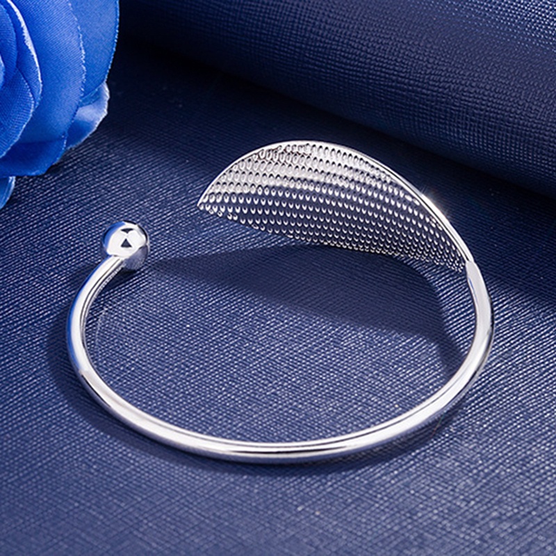 Vòng Đeo Tay Hình Chiếc Lá Xinh Xắn Dành Cho Tuổi Teen