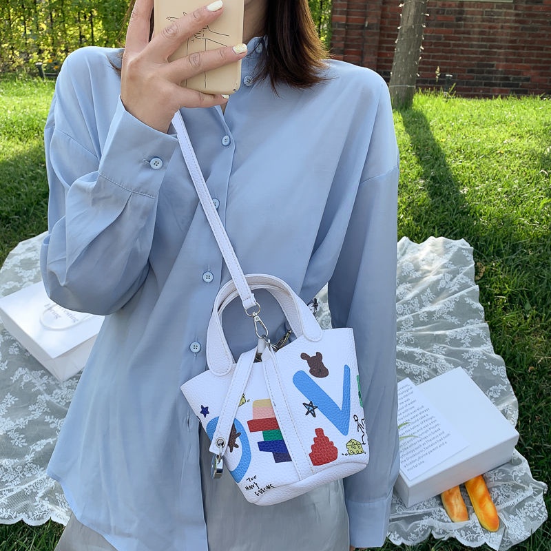 Túi Xách Bucket Mini In Họa Tiết Graffiti Dễ Thương Xinh Xắn Dành Cho Nữ