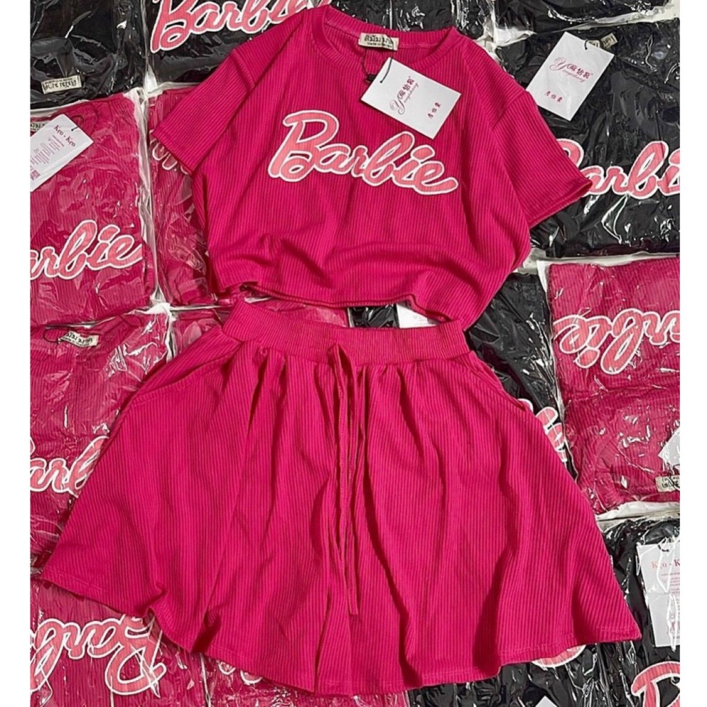 Sét bộ nữ 2 món áo croptop form rộng kèm quần đùi lưng thun kiểu in chữ Barbie chất vải thun gân len 4 chiều FreeSize