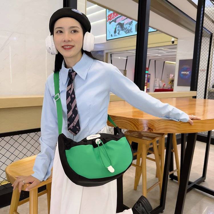 Túi Đeo Chéo Chất Liệu Nylon Kích Thước 43X24CM