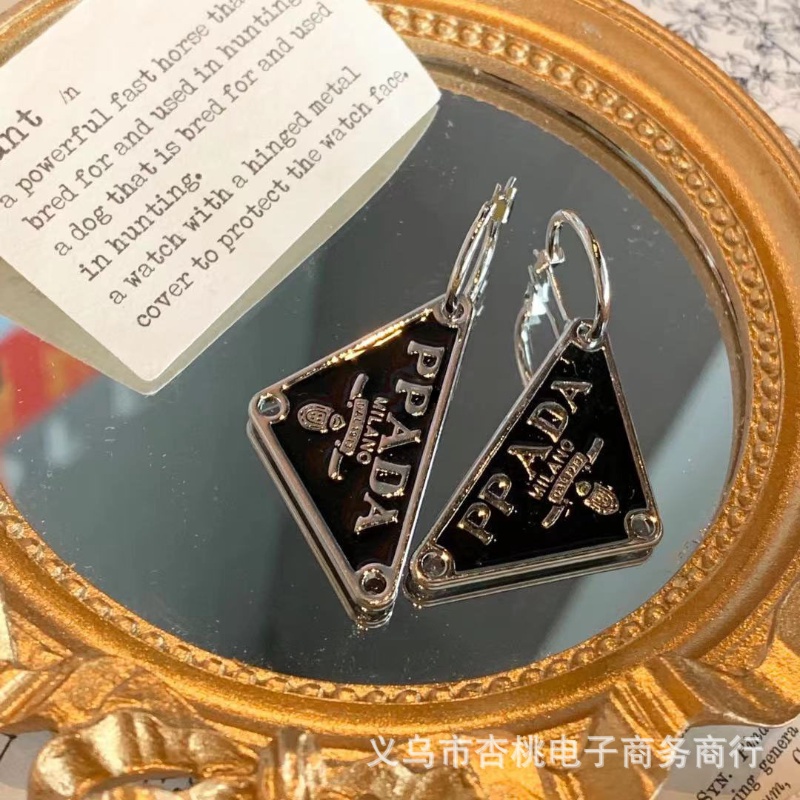 Khuyên Tai Kim Loại Dài Hình Tam Giác In Chữ Đơn Giản Chất Lượng Cao