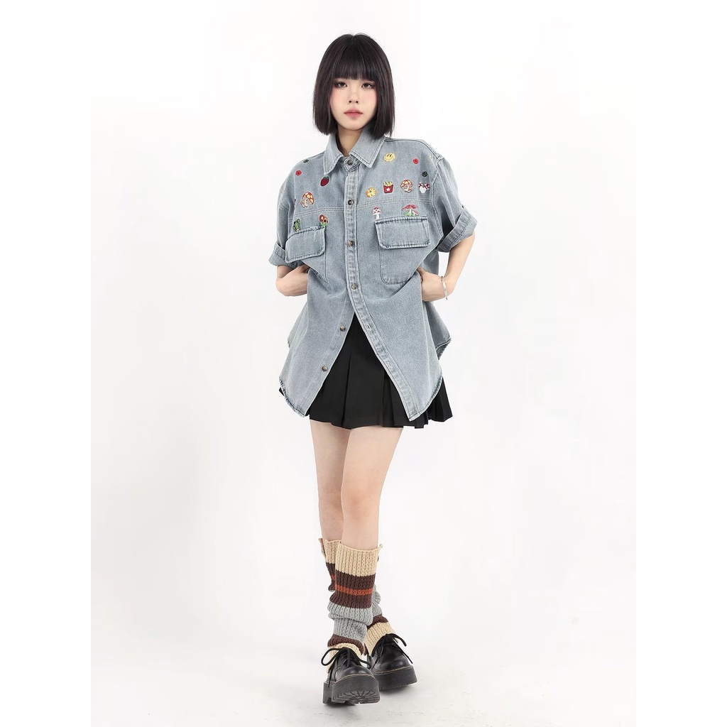 Áo Sơ Mi Tay Ngắn Cổ Bẻ Chất Liệu Denim Thêu Họa Tiết Hoạt Hình Phong Cách Retro Mỹ Cho Nam Nữ