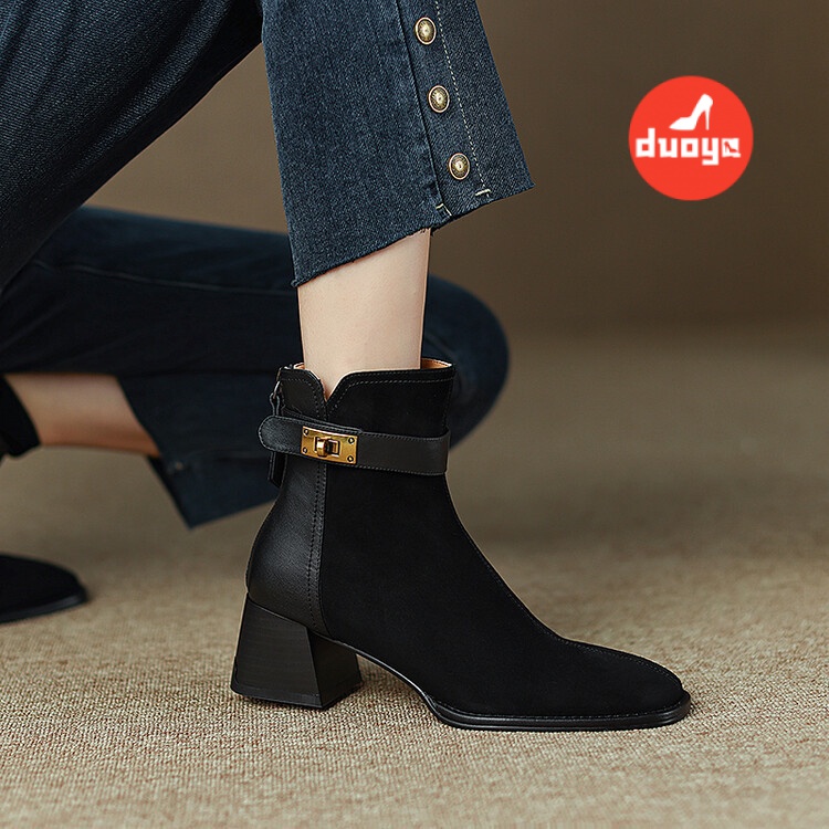 Duoya Tóc Thẳng ~ [Hàng Có Sẵn] Giày Bốt Martin Gót Dày Ngắn Mũi Vuông Cài Khóa Kim Loại Màu Hồng Phong Cách Retro Thu Đông Mới Cho Nữ