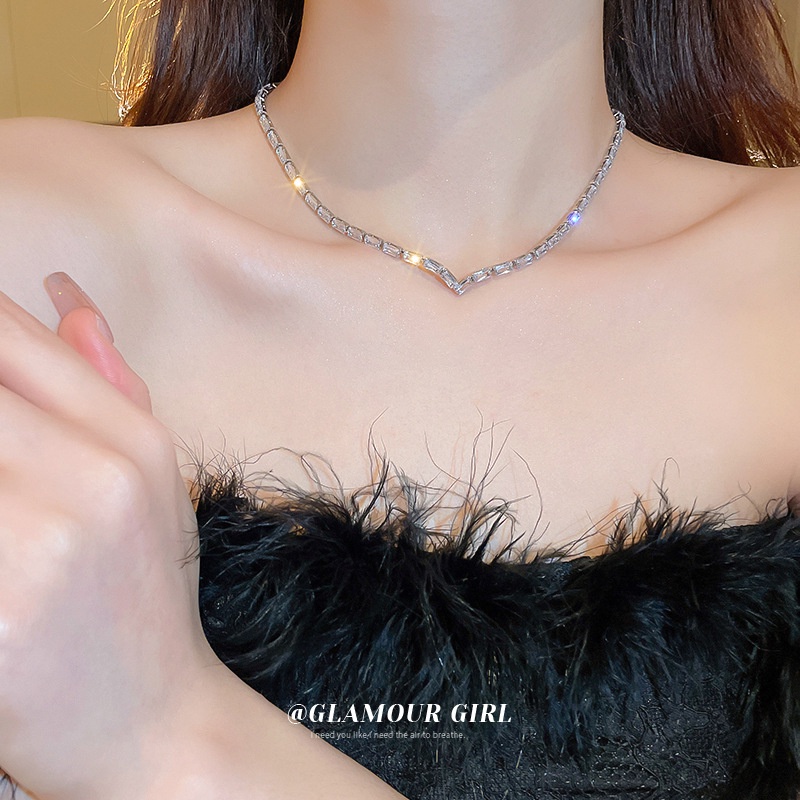 Set Dây Chuyền Và Đôi Khuyên Tai Kim Loại Dài Đính Đá Thời Trang Cho Nữ