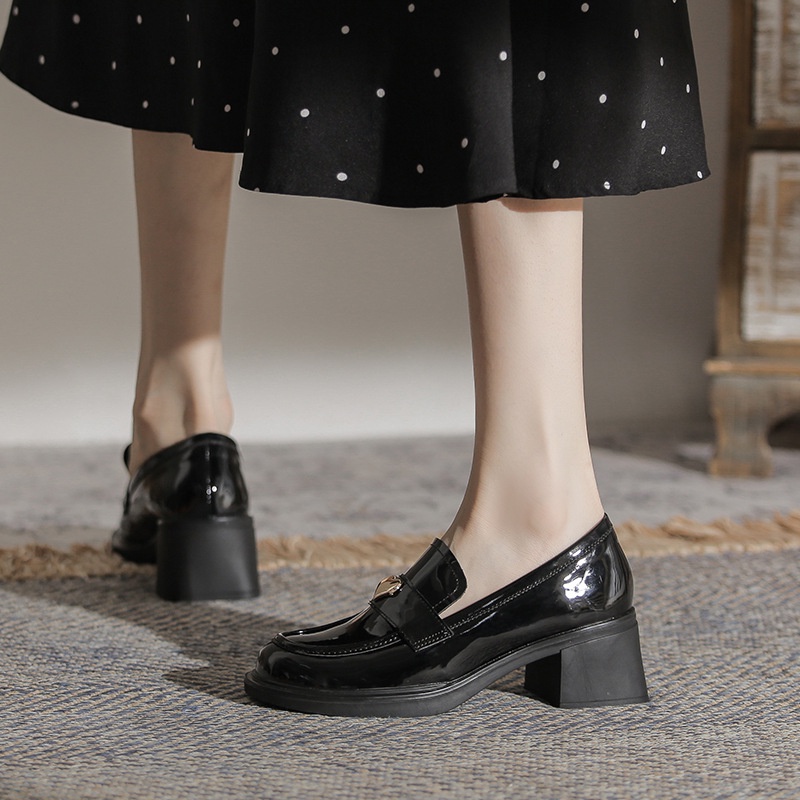 Giày da đen phong cách anh với khóa trái tim và gót chunky cho phụ nữ