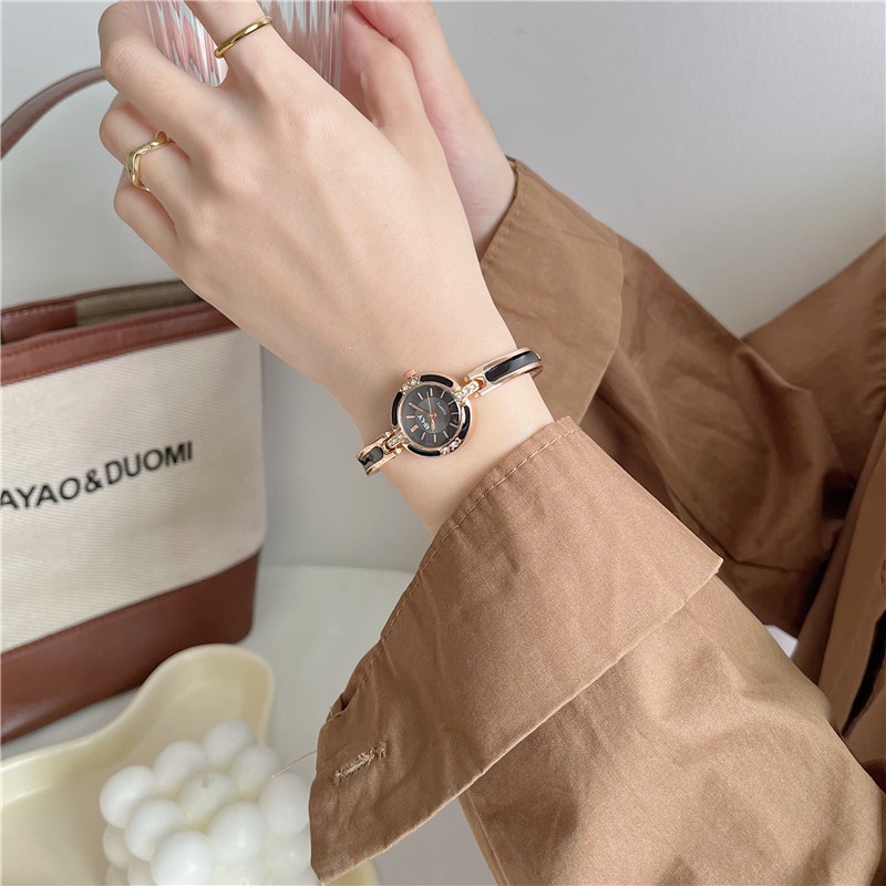 Đồng hồ nữ QUARTZ mặt kim tròn hiện đại thiết kế sang trọng tôn da sáng tay phong cách trưởng thành quyến rũ