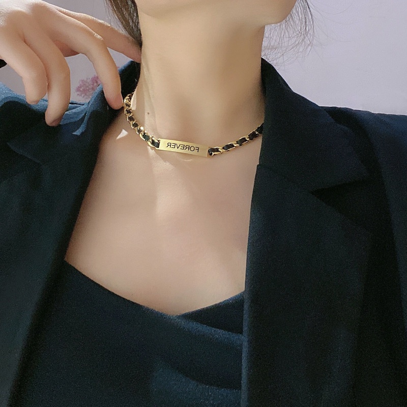 Niche Vòng Cổ Ngắn Bằng Da Dệt Phối Thép Titan Nhẹ In Chữ Thời Trang Cho Nữ