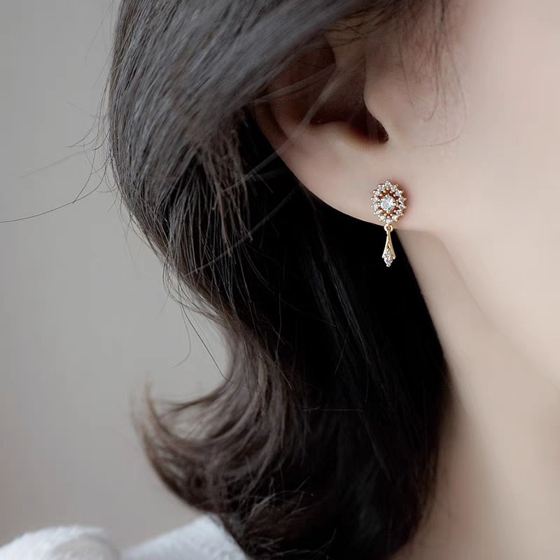 Khuyên Tai Tua Rua Bằng Thép Titanium Đính Đá Zircon Sang Trọng Cho Nữ